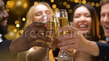 一群朋友在<strong>新年聚</strong>会上碰着香槟酒杯，玩得开心