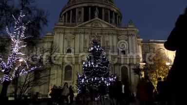 时光流逝。 伦敦之夜。 圣保罗大教堂前明亮`圣诞树。