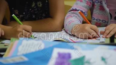 幼儿在幼儿园做图纸.. 手的儿童特写.. 孩子们`创造力。 团队合作。