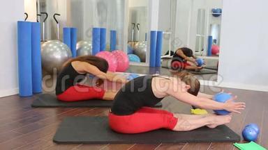 <strong>健美操</strong>运动使女子私人教练与学生在健身房连续