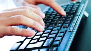 商业人士在电脑键盘上打字，科技商业概念