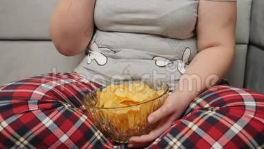 胖女孩吃碗里的薯片