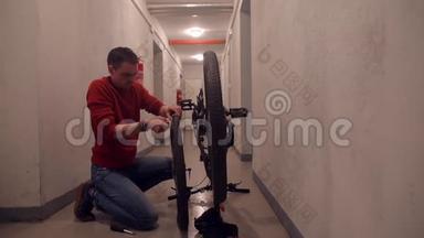 一个人正在修理自行车轮。