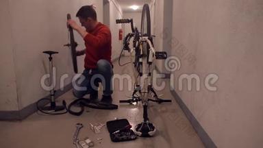 一个人<strong>正在修理</strong>自行车的轮子。