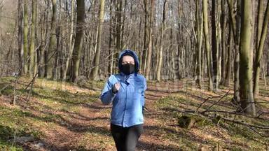戴着面具的小女孩在森林里奔跑