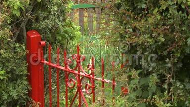 篱笆上的红色金属大门