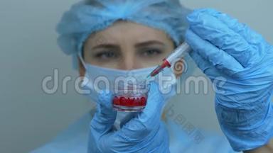 护士持管与冠状病毒疫苗2019-nCOV病毒。 医务人员准备注射病毒注射器
