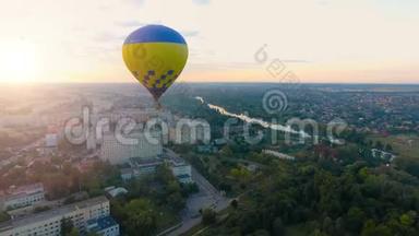 几个热气球漂浮在城市上空，向地平线上升起的太阳飘来