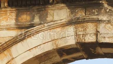 古希腊在雅典用五丽石大理石制作的哈德良拱门上的碑文