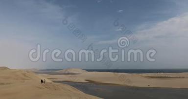卡塔尔在海边沙漠