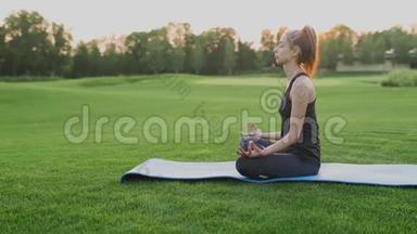小女孩在公园草地上做瑜伽