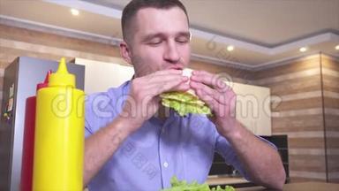 年轻人坐着吃美味的自制三明治的视频。 在芥末和番茄酱中加入一些生菜。 胖但好吃