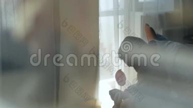 一个男人和一个女孩在厨房里的浪漫<strong>之吻</strong>，在玻璃的倒影中
