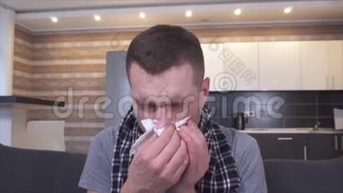生病的年轻人患了<strong>咽喉</strong>炎和疾病. 打喷嚏成白色餐巾并用鼻喷。 头痛和不好