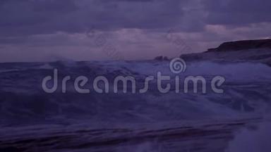 海浪撞击岩石海岸