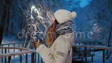 在冬天的森林里，一个年轻漂亮的女孩在<strong>热水</strong>瓶里<strong>喝</strong>热茶。 学生模型