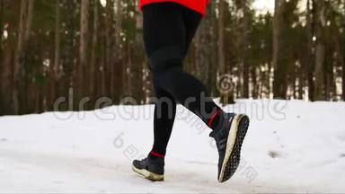 <strong>冬</strong>天穿着运动<strong>鞋</strong>穿着雪<strong>鞋</strong>在森林里奔跑的特写镜头。 慢动作。 每秒120帧