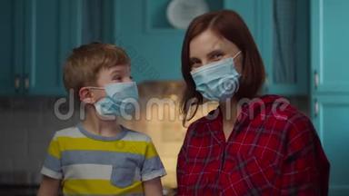 年轻的30岁的母亲和男孩戴着医疗面具看着相机。 家人在家里戴着医用口罩，与家人隔离