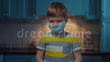 戴着医用面罩的金发男孩用红外温度计对着摄像机测量体温。戴着医用口罩的孩子