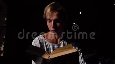 一个年轻人仔细读书，<strong>翻阅</strong>书页，是一本有趣的书