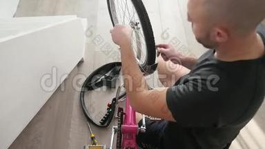 父亲修理他女儿的自行车。 <strong>印</strong>支。 修理<strong>车轮</strong>和齿轮