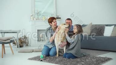 一家家庭和他们的拉布拉多犬一起享受家庭生活