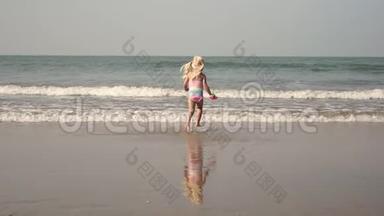 小女孩在<strong>海边</strong>玩耍，溅在<strong>水里</strong>。 童年，大海，旅行