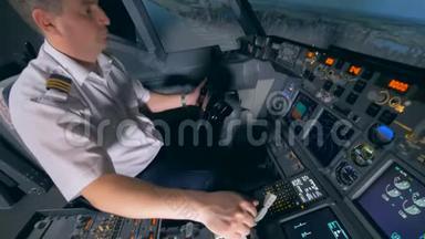<strong>飞行</strong>员`<strong>飞行时</strong>用手握住控制杆. 现代客机机舱内部。