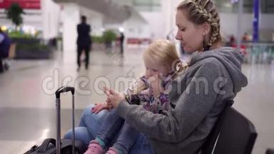 乘客在<strong>机场使用</strong>智能手机。 在<strong>机场</strong>候机楼有孩子的女人