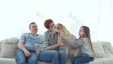三口之家幸福，狗坐沙发