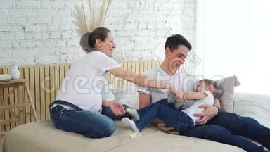 怀孕母亲与丈夫和儿子在一起玩