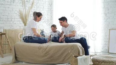 怀孕妈妈和丈夫和儿子玩游戏