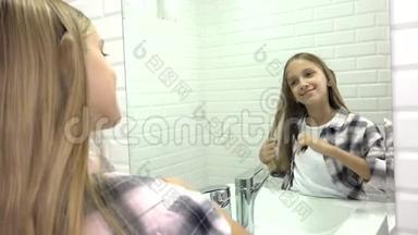 孩子在镜子里梳头，孩子在浴室里梳头，金发女孩梳头