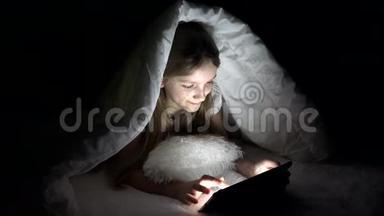 <strong>儿童</strong>在黑暗中玩平板电脑，少女在<strong>床</strong>上浏览互联网，<strong>儿童</strong>不睡觉