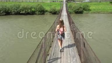 儿童在山桥上，儿童在大自然中远足，女孩在河流中寻找