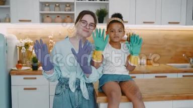 母亲戴着眼镜，女儿戴着橡胶<strong>手套</strong>清洁<strong>厨房</strong>洗碗，保护双手
