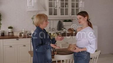 一位年迈的母亲在厨房里和女儿进行了严肃的谈话。