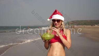 穿着红色比基尼在海滩上的<strong>美女</strong>戴着<strong>新年</strong>帽子庆祝圣诞节
