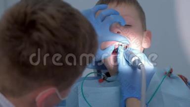 牙医卫生员在牙科为少年儿童做口腔卫生清洁。