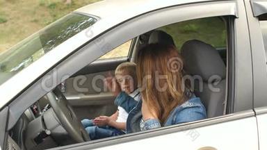 <strong>不负</strong>责任的母亲在电话中对一个坐在车里的孩子大喊大叫。