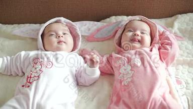 两个可爱的<strong>双胞胎宝宝</strong>躺在毯子上