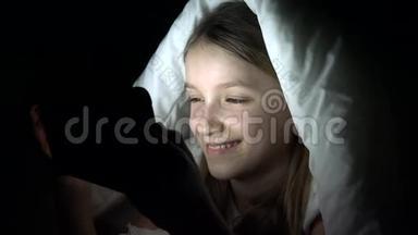 <strong>儿童</strong>在黑暗中玩平板电脑，少女在<strong>床</strong>上浏览互联网，<strong>儿童</strong>不睡觉