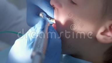 牙医卫生员在牙科为少年儿童做口腔卫生清洁。