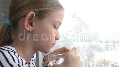 生病的孩子看着窗外，生病悲伤的孩子脸上喝茶，孤立的孩子在家，暴风雪的冬天