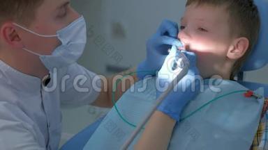 医生卫生员为青少年儿童做口腔卫生清洁。