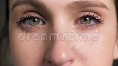 水汪汪的眼睛。 女人哭着看镜头，流感，扁桃体炎，感冒，结膜炎，眼睑炎，过敏，鼻窦炎