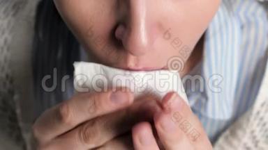 女人打喷嚏，用纸巾闭上嘴。 过敏，猫毛，灰尘，感冒，流感，<strong>鼻炎</strong>的概念.. 顶部视图