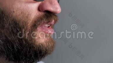 男人打喷嚏，用纸巾闭上嘴巴.. 过敏，猫毛，灰尘，感冒，流感，鼻炎的概念.. 侧视图