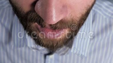 男人打喷嚏，用纸巾闭上嘴巴.. 过敏，猫毛，灰尘，感冒，流感，鼻炎的概念.. 顶部视图