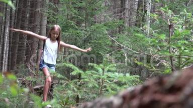 森林里的孩子，<strong>漫步</strong>树木，<strong>公园</strong>里的孩子，野营探险女孩